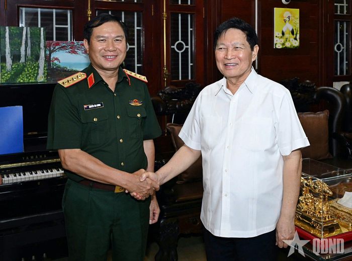  Đại tướng Nguyễn Tân Cương thăm, tặng quà Đại tướng Ngô Xuân Lịch.