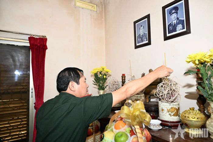 Đại tướng Nguyễn Tân Cương và đoàn công tác dâng hương tưởng nhớ Đại tướng Hoàng Văn Thái.