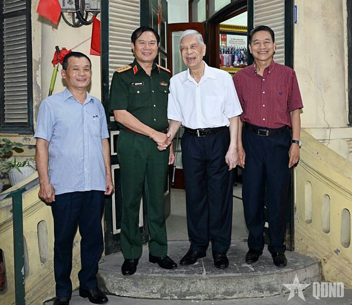 Đại tướng Nguyễn Tân Cương thăm, tặng quà Trung tướng, Anh hùng LLVT nhân dân Đặng Quân Thụy.