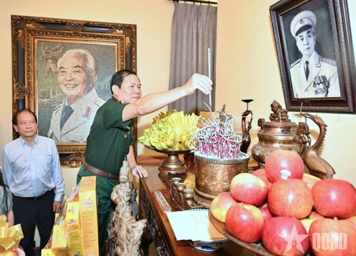  Đại tướng Nguyễn Tân Cương thắp hương tri ân nguyên Tổng Bí thư Lê Khả Phiêu, nguyên Chủ tịch nước Lê Đức Anh và Đại tướng Võ Nguyên Giáp.  