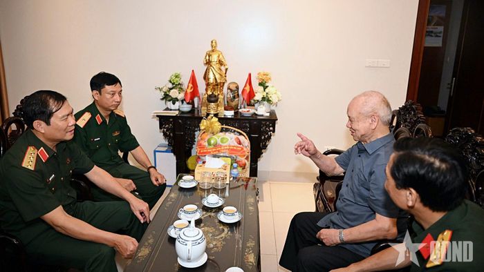 Đại tướng Nguyễn Tân Cương thăm, tặng quà Đại tướng Phạm Văn Trà. 