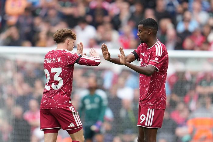  Isak (phải) gỡ hòa 1-1 cho Liverpool. Ảnh: AP