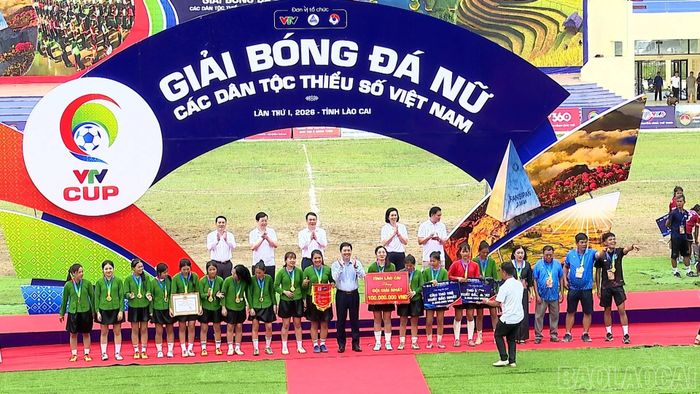 Ban tổ chức trao giải Nhất cho đội Lục Yên (Lào Cai). Ảnh: baolaocai.vn