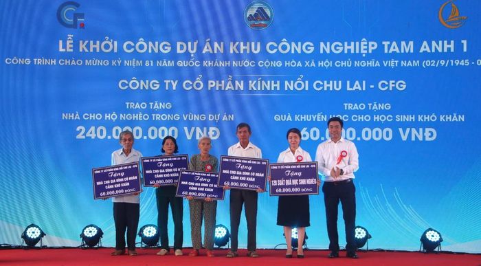 Đại diện chủ đầu tư trao tặng 4 căn nhà cho 4 hộ dân có hoàn cảnh khó khăn, 120 suất quà cho học sinh nghèo.