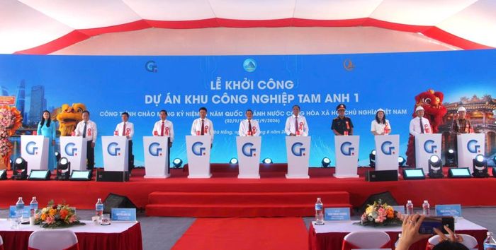 Các đại biểu với nghi thức khởi công dự án Đầu tư xây dựng kinh doanh kết cấu hạ tầng Khu công nghiệp Tam Anh 1.