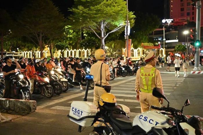 Công an TP Đà Nẵng điều tiết, bảo vệ an toàn cho đông đảo người hâm mộ xuống đường ăn mừng chức vô địch ASEAN Cup 2026 của đội tuyển Việt Nam.