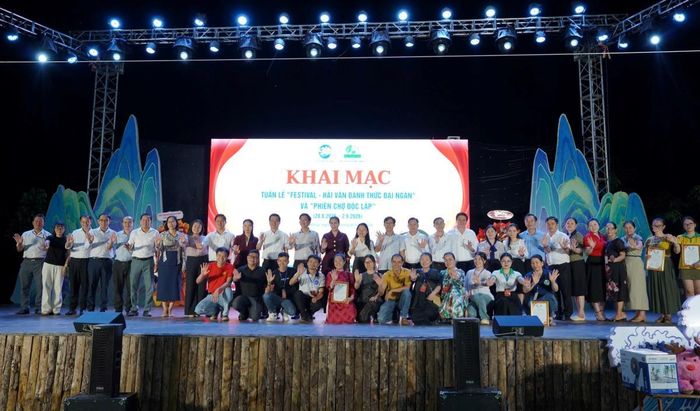 Phó Chủ tịch UBND TP Đà Nẵng Nguyễn Thị Anh Thi và lãnh đạo phường Hải Vân chụp ảnh lưu niệm cùng các đơn vị tham gia Tuần lễ "Hải Vân đánh thức đại ngàn".