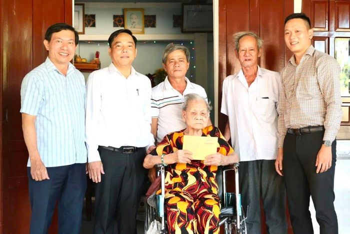 Trao tặng sổ tiết kiệm cho Mẹ VNAH Phạm Thị Thìn.