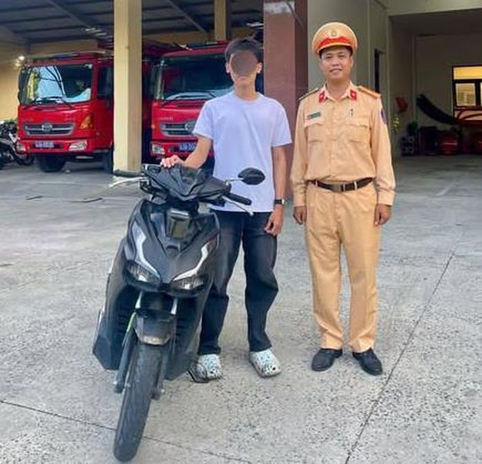 Tổ CSGT trao trả chiếc xe cho anh A.