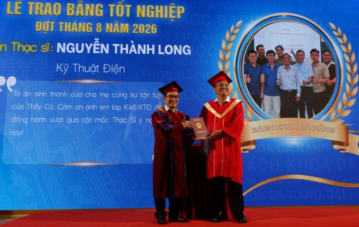 Lãnh đạo trường ĐHBK Đà Nẵng trao bằng tốt nghiệp cho các tân Thạc sĩ. Ảnh: P.T