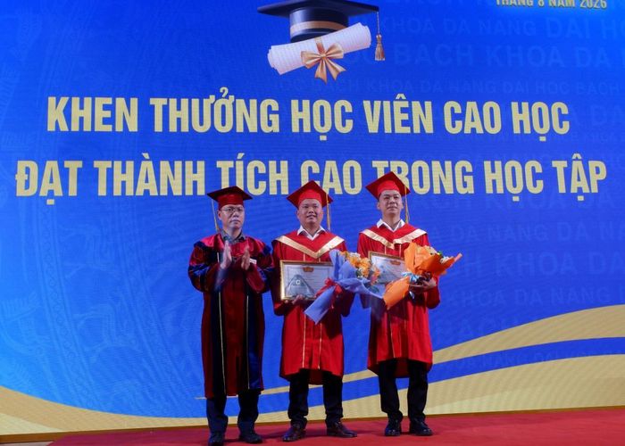Đại diện Trường ĐHBK Đà Nẵng trao khen thưởng cho các tân Thạc sĩ đạt thành tích cao trong học tập. Ảnh: P.T