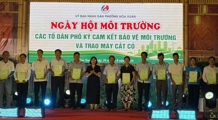 Các Tổ dân phố phường Hòa Xuân nhận bản cam kết bảo vệ môi trường tại khu dân cư. Ảnh: P.T