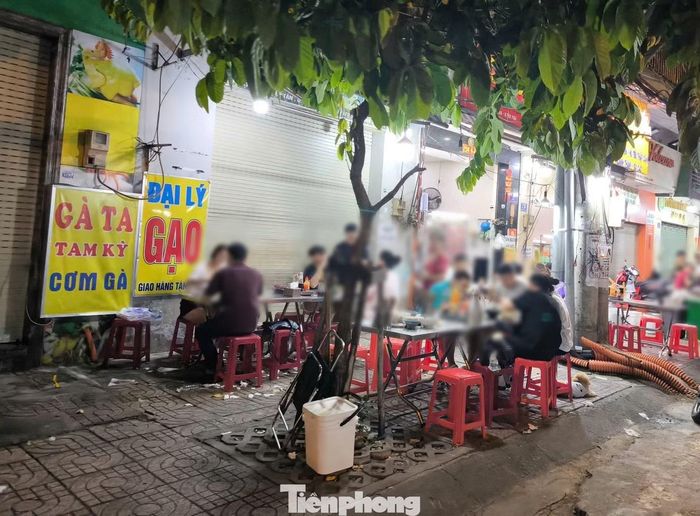 Nhiều tiệm ăn vẫn đông khách, dù đã về khuya.