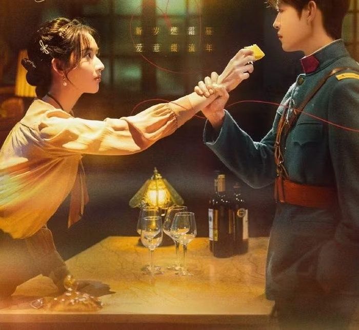 Vương Ngọc Văn đóng cùng Điền Gia Thuỵ trong "Burning Night". Trong những ngày tháng đầy biến động của thời kỳ đầu Dân quốc, Hoa Tiểu Diệp (Vương Ngọc Văn) một nữ y sĩ tinh thông châm cứu, gánh vác trọng trách bảo vệ phòng khám gia đình. Bằng trí tuệ và lòng dũng cảm, cô nỗ lực sinh tồn giữa thời loạn lạc. Dù y thuật chỉ ở mức trung bình, cô lại sở hữu tấm lòng lương thiện, luôn kiên định với tâm nguyện chữa bệnh cứu người. Khi một vị tư lệnh quân phiệt thiệt mạng ngay tại phòng khám, tất cả mọi người ở đó đều trở thành đối tượng bị tình nghi. Để chứng minh sự trong sạch và bảo vệ phòng khám, Hoa Tiểu Diệp quyết tâm tìm ra hung thủ thực sự. Hoa Tiểu Diệp luôn giữ được sự bình tĩnh trước nghịch cảnh, qua những lần thăm dò và đấu trí, cô dần nảy sinh tình cảm với Lãnh Văn Sinh (Điền Gia Thuỵ), một bệnh nhân đang điều trị tại đây. Tuy nhiên, cô bàng hoàng phát hiện ra chính Lãnh Văn Sinh là kẻ đã sát hại Tư lệnh Thiệu. Đối mặt với sự đe dọa từ bang Tứ Hải và cuộc truy lùng gắt gao của một vị thiếu tướng, Hoa Tiểu Diệp cùng Lãnh Văn Sinh hợp sức vượt qua mọi trở ngại để vạch trần âm mưu của viên tướng kia, đồng thời bảo vệ phòng khám. Khi tình cảm giữa hai người ngày càng sâu đậm, mẹ nuôi của Lãnh Văn Sinh lại ra lệnh cho anh phải giết Hoa Tiểu Diệp. Đứng trước lựa chọn đầy nghiệt ngã, Lãnh Văn Sinh vẫn kiên định với tình yêu dành cho cô, dù phải chịu đựng nỗi dằn vặt khôn nguôi. Cuối cùng, anh đã thoát khỏi sự kìm kẹp, vượt qua cửa tử trong gang tấc để trở về bên Hoa Tiểu Diệp. Họ cùng nhau vực dậy phòng khám, lan tỏa tinh thần từ ái và hoàn thành sứ mệnh của người thầy thuốc, mang lại sự bình yên cho thời loạn lạc, đồng thời khẳng định khí chất cao đẹp của người thầy thuốc, không chỉ chữa lành bệnh tật mà còn chữa lành cho chính mình và thế giới.