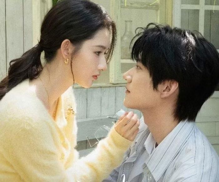 "Where Her Hemline Brushed" kể về Lâm Song (Vương Ngọc Văn), sau biến cố gia đình sớm phải bước vào đời bươn chải kiếm sống. Ở tuổi 30, sau khi đã trả hết nợ nần, cô cảm thấy mệt mỏi với cuộc sống nay đây mai đó và quyết định trở về quê nhà. Tại đây, cô được dì sắp xếp cho một buổi xem mắt và gặp gỡ Chu Chính (Châu Kha Vũ), người bạn học cùng thời trung học, hiện đang là giáo viên dạy toán tại trường. Trong lần gặp đầu tiên, Lâm Song không hề có chút hứng thú nào với Chu Chính. Anh mang vẻ ngoài nghiêm nghị và xa cách, đúng như cái tên "Chu Chính" (mang ý nghĩa ngay thẳng, chính trực) của mình, và Lâm Song đã thẳng thừng từ chối anh. Tuy nhiên, cuộc gặp gỡ tưởng chừng bình thường ấy lại mang đến cho Chu Chính một bất ngờ đầy thú vị. Những cử chỉ ân cần của anh đã hé lộ tình cảm thầm kín suốt mười năm qua, khiến trái tim vốn đã khép kín bấy lâu của Lâm Song dần mở lối, giúp cô nhìn nhận lại mối quan hệ giữa hai người.