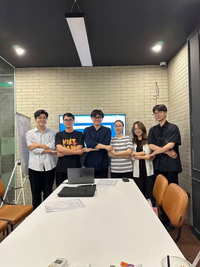 Thành (ngoài cùng từ bên trái sang) và thành viên trong nhóm IELTS Smart.