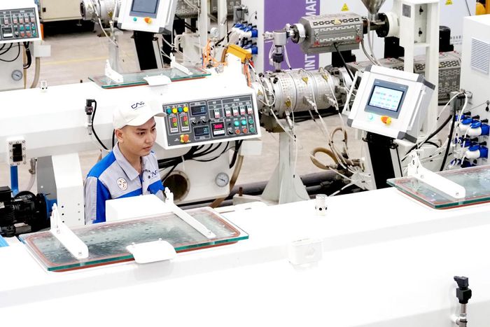  Công nhân kiểm tra các sản phẩm ống nhựa HDPE tại Nhà máy CNS Thạnh Phát, Khu công nghiệp Hiệp Phước, TPHCM. Nhà máy áp dụng quy trình sản xuất đáp ứng các tiêu chuẩn về bảo vệ môi trường. Ảnh: HOÀNG HÙNG 