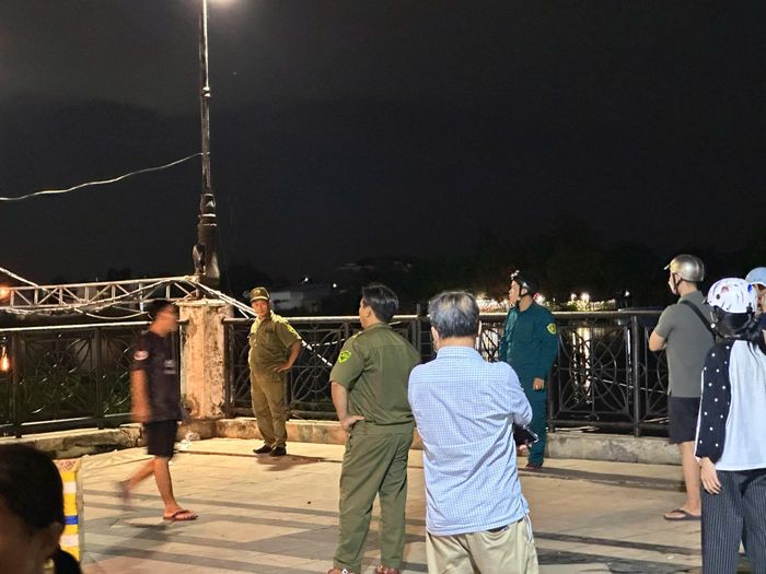 Hiện trường phát hiện thi thể người đàn ông trôi dạt trên sông Sài Gòn, đoạn qua phường Thủ Dầu Một