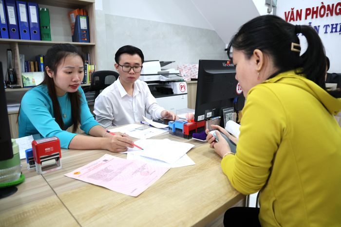 Người dân làm thủ tục tại Văn phòng Công chứng Nguyễn Thị Hồng Nhung (phường Dĩ An, TPHCM). Ảnh: LÊ THOA
