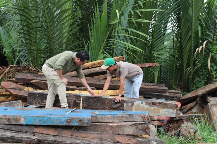 Mỗi tấm gỗ sau khi tháo dỡ được thợ mộc “đọc” kích thước để chọn làm từng món đồ phù hợp