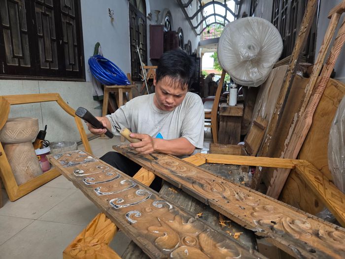 Sau khi xử lý, từng tấm gỗ qua tay người thợ mộc Kim Bồng "tái sinh" thành một sản phẩm mới