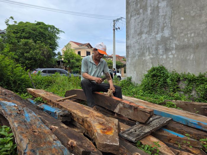 Tháo dỡ gỗ từ tàu, thuyền cũ, sau đó xử lý trước khi đưa vào sản xuất