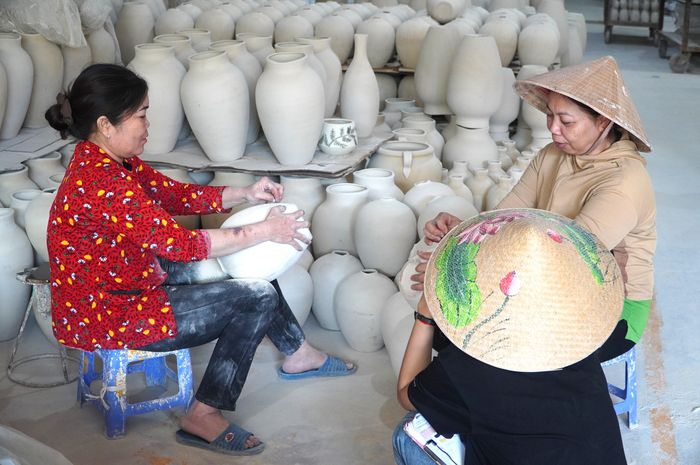  Nghề làm gốm Biên Hòa có hàng trăm năm tuổi. Ảnh: PHÚ NGÂN 