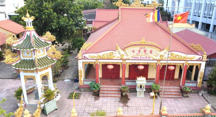  Ngôi chùa cổ kính bên dòng sông Đồng Nai. Ảnh: PHÚ NGÂN 