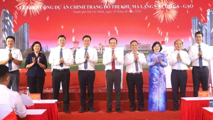 Bí thư Thành ủy TPHCM Trần Lưu Quang cùng lãnh đạo Thành phố, đại biểu dự lễ khởi công Dự án chỉnh trang đô thị khu Mả Lạng và Chợ Gà - Gạo. Ảnh: QUỐC HÙNG 