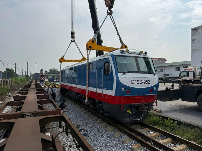 Đường sắt Việt Nam tiếp nhận lô đầu máy mới ngày 29-8. Ảnh: H. Nhung