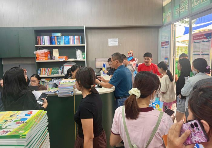  Khu vực tính tiền sau khi phụ huynh đã tìm được SGK cần mua 