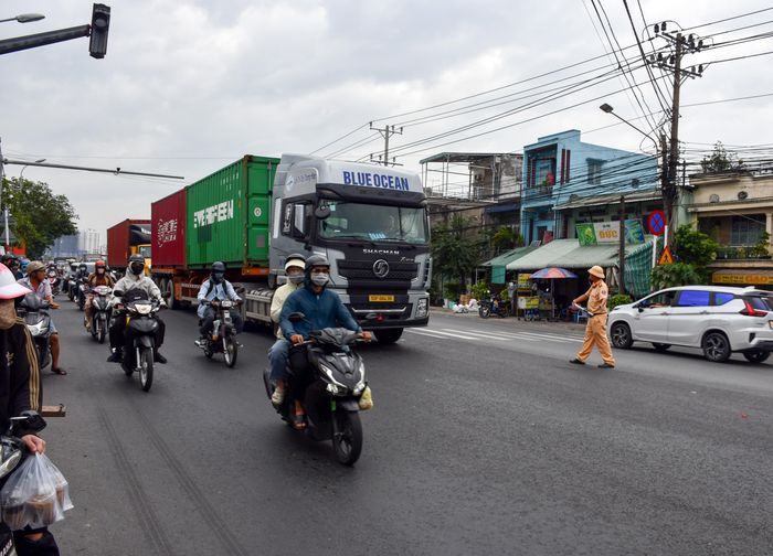Cảnh sát giao thông điều tiết tại một số khu vực có nguy cơ xảy ra ùn tắc