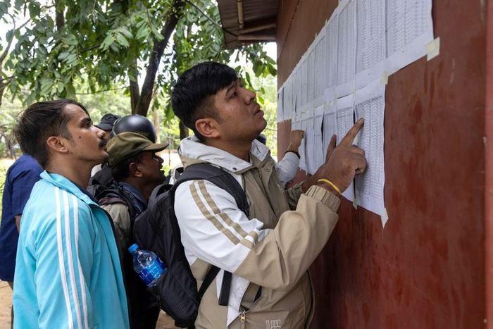  Gia đình các nạn nhân tìm thông tin người thân mất tích trong thiên tai tại quận Nuwakot, Nepal. Ảnh: EPA/YONHAP 