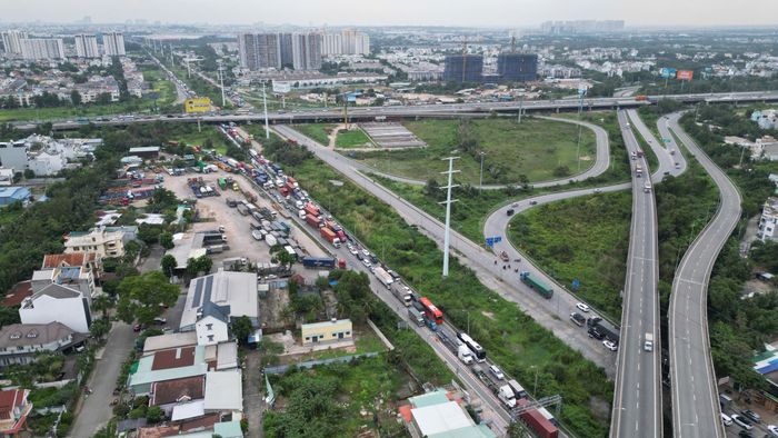Dòng xe ùn ứ kéo dài, di chuyển khó khăn. Ảnh: HT