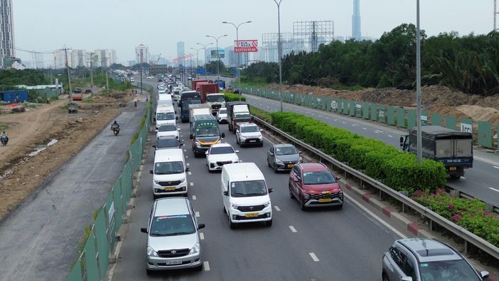 Hàng trăm ô tô xếp hàng nối đuôi nhau trên đường dẫn cao tốc. Ảnh: HT