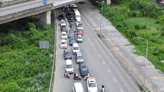 Các luồng xe cá nhân, xe khách liên tỉnh đan xen khiến tốc độ di chuyển trên cao tốc giảm sâu