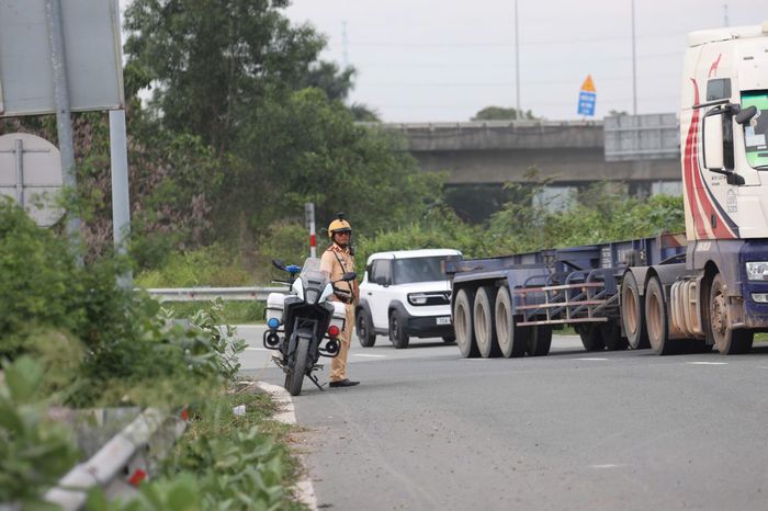 Lực lượng Cảnh sát giao thông phân luồng, hướng dẫn phương tiện tại nút giao trọng điểm phía Đông. Ảnh: HT