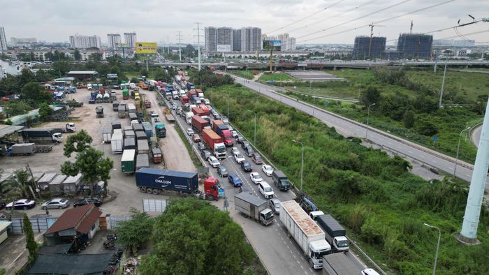 Dòng phương tiện ùn ứ trên đường Võ Chí Công, kéo dài khoảng 10km