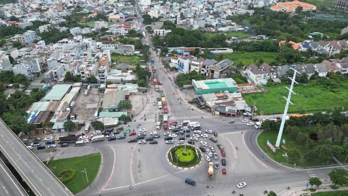 Ở khu vực vòng xoay Phú Hữu, dòng xe nhích từng chút một, di chuyển khó khăn. Ảnh: HT