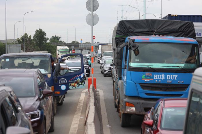 Đoạn qua cầu Phú Mỹ hướng về vòng xoay Phú Hữu, phương tiện di chuyển rất khó khăn. Ảnh: HT