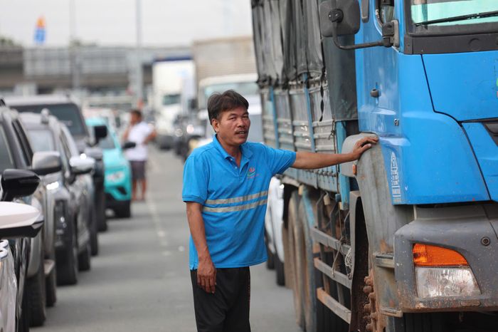Các tài xế xuống đường chờ hết kẹt xe. Ảnh: HT