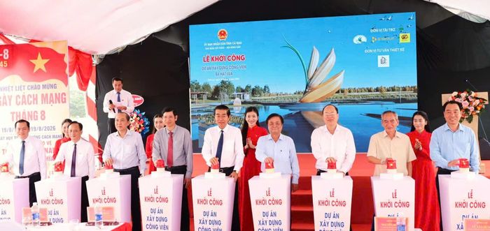  Các đại biểu thực hiện nghi thức khởi công 