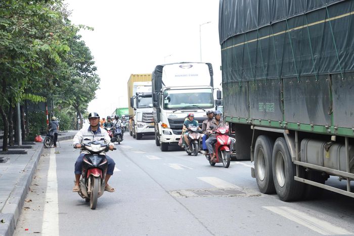  Dòng người di chuyển trên đường Đỗ Mười, hướng vào đường cao tốc Pháp Vân - Cầu Giẽ. Ảnh: TIẾN CƯỜNG 