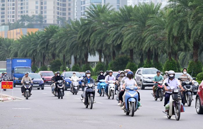  Xe máy và ô tô di chuyển ra khỏi nội đô sáng cùng ngày. Ảnh: ĐỖ TRUNG 