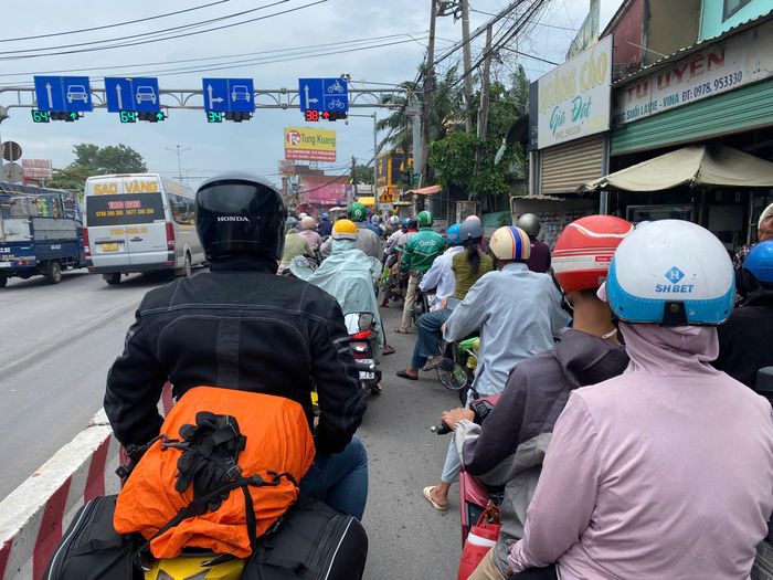  Người dân trên quốc lộ 51 hướng về phía Vũng Tàu (TPHCM) trong ngày đầu nghỉ lễ. Ảnh: PHÚ NGÂN 