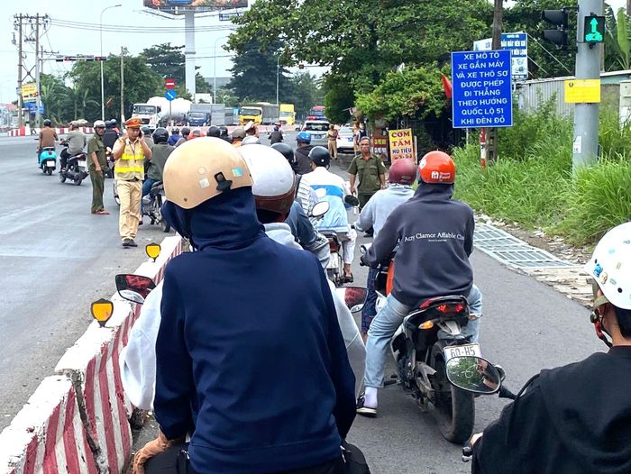  Lực lượng CSGT TP Đồng Nai điều tiết giao thông dịp nghỉ lễ. Ảnh: PHÚ NGÂN 
