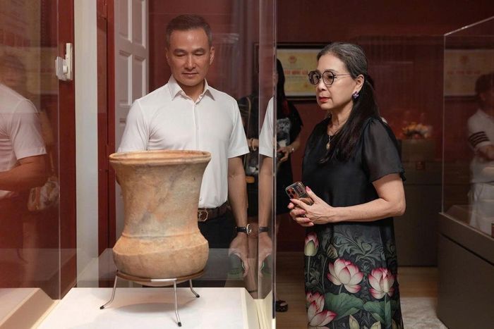  Khách tham quan trưng bày chuyên đề “Báu vật từ Cội nguồn” 