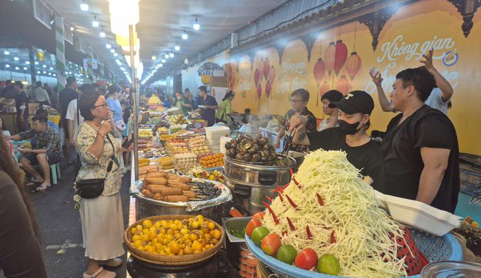  Các gian hàng bày bán ẩm thực địa phương 