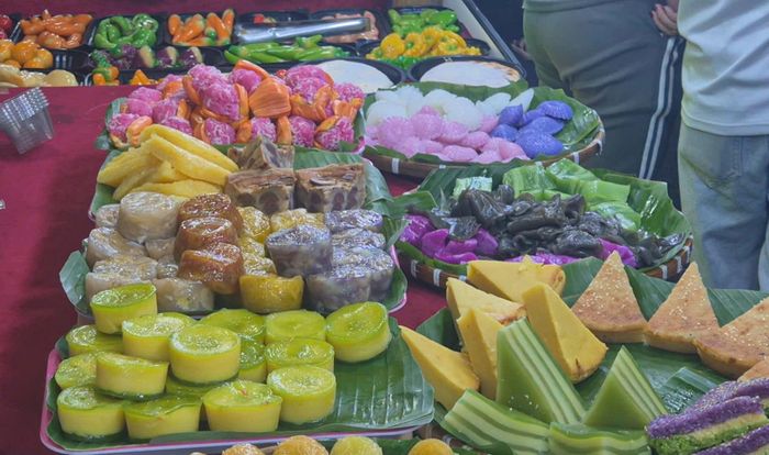  Các loại bánh dân gian được bày bán 