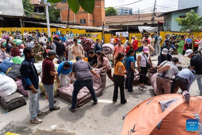 Tình nguyện viên ở Kathmandu hỗ trợ nhu yếu phẩm cho người dân khu vực bị lũ lụt. Ảnh: XINHUA